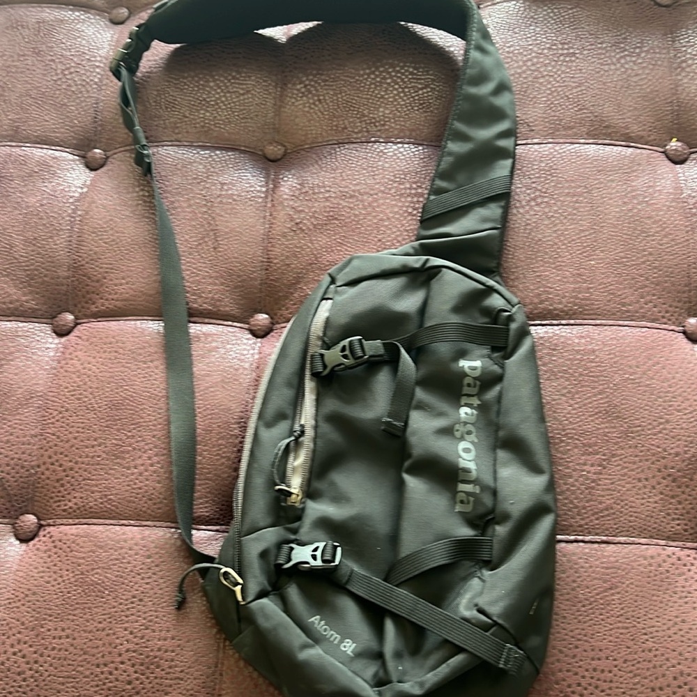 Patagonia black ATom 8L
